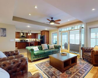 Smooth Sailing on Lake Champlain in NY! - Plattsburgh - Living room
