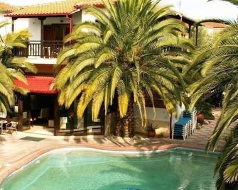 Pella House Studios & Apartments - Pefkochori - Piscina