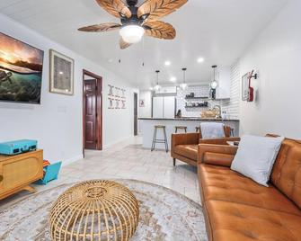 Honl’s Beach Hideaway: Luxurious 2BR/2BA Oasis near Ali'i Drive! - Kailua-Kona - Salon