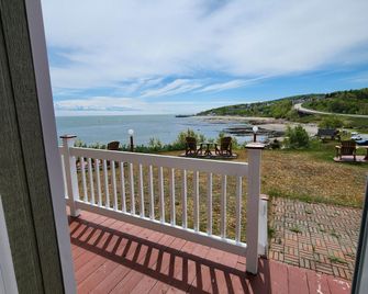 Motel et Chalets Bo-Fleuve Evangeline - Saint-Siméon - Balkon