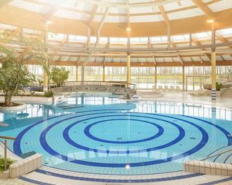 nah am Meer, ruhige Lage, gratis Nutzung vom AHOI Erlebnisbad und Sauna in Sellin - Haus Büdnerstube FeWo 5 - Middelhagen - Pool