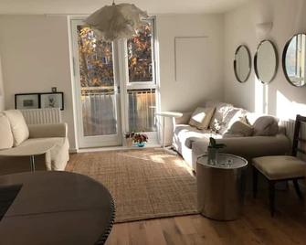 Quiet modern 2bd flat in central London near Old street - London - Living room