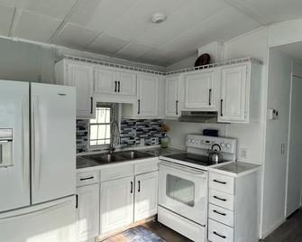 Charming one bedroom cottage with AC, WiFi in fantastic Fort Myers Beach - Fort Myers Beach - Keuken