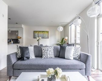 1br | Rooftop, Gym | Mercer Island | Sophari E - מרסר איילנד - סלון