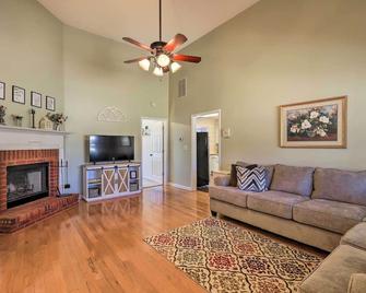 Charming Getaway with Grill 2 Mi to Newnan Square! - Newnan - Living room
