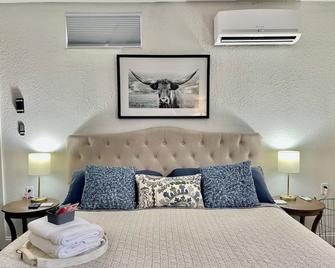 The Chic Suite, Off I-90 and I-29, Sleeps 3, Dogs Welcome, By Sanford Sportsplex - Sioux Falls - Bedroom