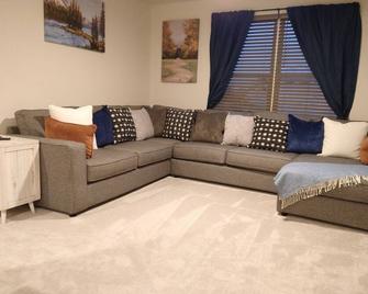 Cozy and Spacious home near Ruoff, Grand Park, Conner Prairie & Clay Terrace - Noblesville - Living room