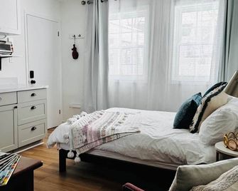 Nookside Nest Studio Queen Parking Kitch - Carleton Place