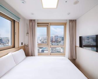 Kenny Stay Jeju Seoguipo (Hotel Kenny) - Seogwipo - Bedroom