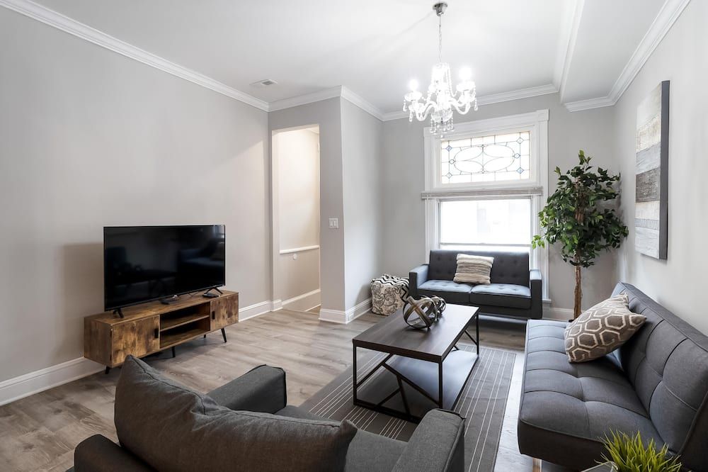 Beautifully Renovated Row House In Trendy Canton, Private Parking Driveway - Baltimore - Living room