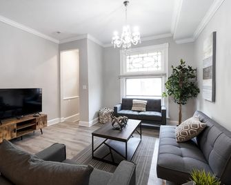 Beautifully Renovated Row House In Trendy Canton, Private Parking Driveway - Baltimore - Living room
