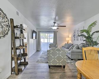 Downtown Gilbert Condo with Screened Porch! - Gilbert - Living room
