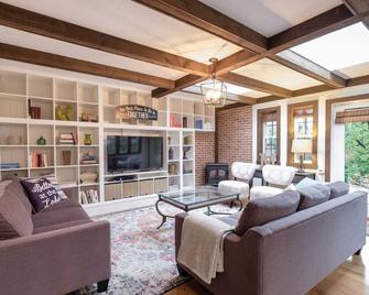 5 Bedroom House |3 Bathroom | Dining Area | Full Kitchen | Up To 12 Guests - Harrison Hot Springs - Living room