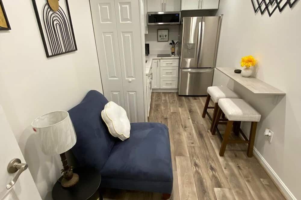 Chic and cozy apartment with WiFi and AC in Parkville