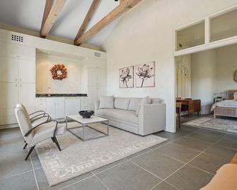 House in Oakville, CA with Lap Pool, Outdoor Entertaining Space & Tennis Court - Napa - Sala de estar