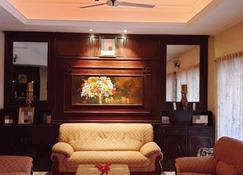 Royal Palm Resort, Kottayam - A True Hidden Gem - Kottayam - Living room