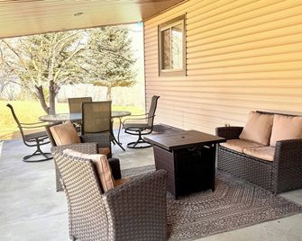 Dog friendly 3-bedroom house in beautiful Challis for your mountain getaway! - Challis - Patio