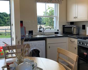 Ploughmans Cottage - a rural that sleeps 4 guests in 2 bedrooms - Forres - Kitchen