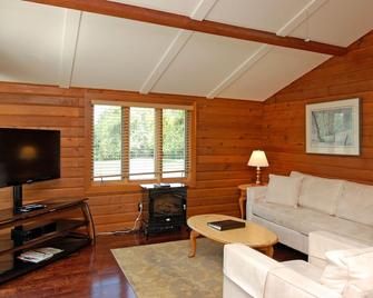 Located On A Waterfront Golf Resort - Bobcaygeon - Living room