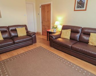Riverside Cottage, Pet Friendly, With Open Fire In Warkworth - Warkworth - Living room