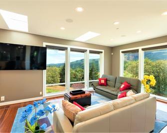 New Listing - Breathtaking vacation/work remotely in wine country! - Forest Grove - Huiskamer