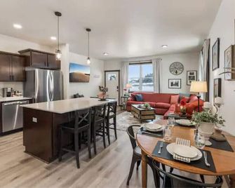 Spacious & family friendly retreat in newer townhome near town in Priest River - Priest River - Dining room