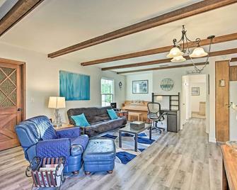 Quaint La Mesa Home with Beautiful Sunsets! - La Mesa - Living room