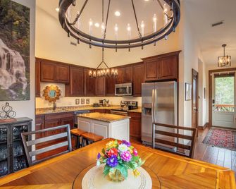 Belcher House - Upscale Townhome in Small Resort Community w/Clubhouse & Pool - Cullowhee - Kitchen