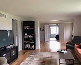 2 Bedroom, 2.5 Bath Home, Sleeps 6. - Hart - Living room