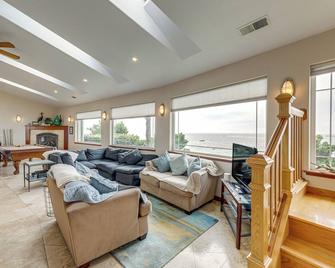 Crescent City Getaway with Panoramic Ocean Views! - Crescent City - Living room