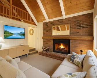 Cozy Chalet Getaway Near The Highlands - Sleeps 8 - Harbor Springs - Salon