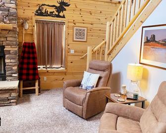 3 BDRM comfy cabin - centrally located to Bryce & Zion. Central air and Heating - Alton - Sala de estar
