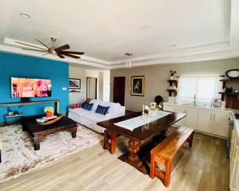 Tranquil and Friendly Village. Fully furnished w/ AC & onsite manager. - Burrell Boom - Living room