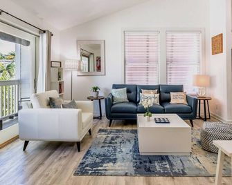 Soul of Duval by Last Key Realty - Key West - Living room