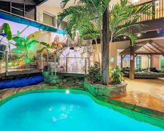 Hawaii Indoors! Swim-Up Tiki-Bar 20' Palms,5 Waterfalls,2 Theaters,pool, Spa,gym - Media - Pool