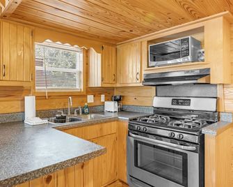 Family Escape | 2 Units | Lakefront Cabin, Seasonal Pool & Water Activities - Pittsfield - Kuchyň