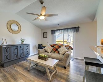 Updated Hubert Vacation Rental 5 Mi to Beaches! - Swansboro - Living room