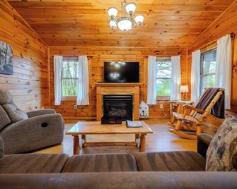 Deer Run one-bedroom cabin up to 4 guests, 65 acres 1/2 mile from Old Man's Cave - Logan - Huiskamer