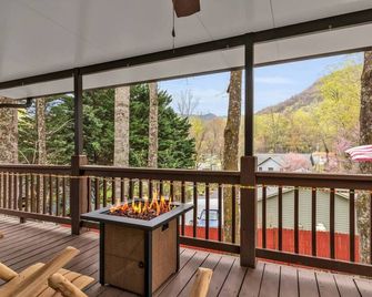 Soco Serene Cabin in the Heart of Maggie Valley - Maggie Valley - Balcony