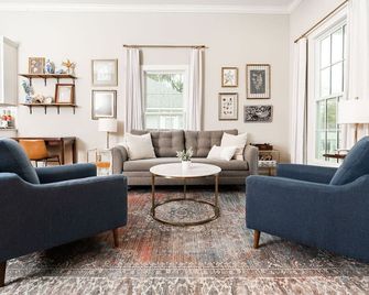 The Smith's Downtown - Columbus - Living room