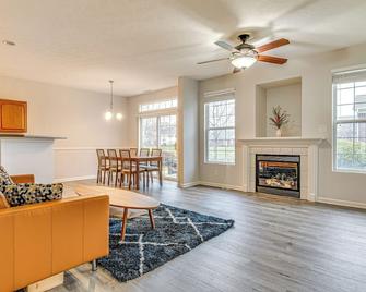 Close to Main Street: Townhome in Zionsville - Zionsville - Living room