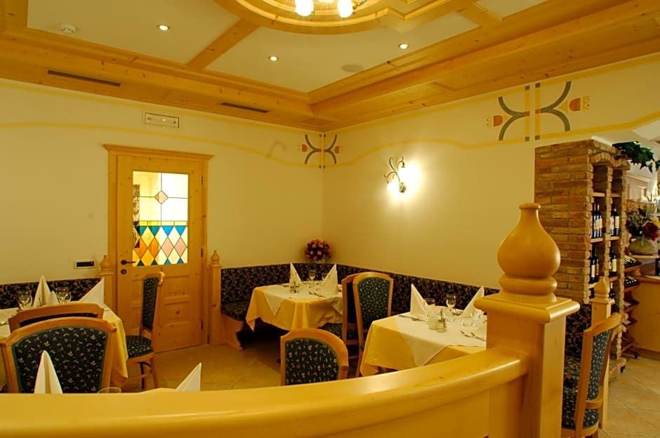 Hotel Falzares - San Cassiano/St. Kassian - מסעדה