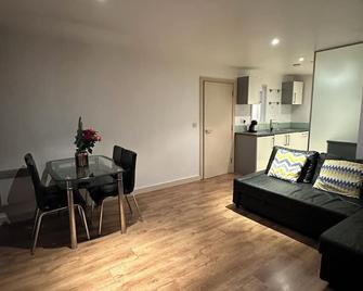 City Short Stay Brick Lane Apartments - London - Dining room