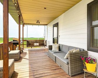 Family-Friendly Seward Home with Sauna and Pool! - Seward - Balcony