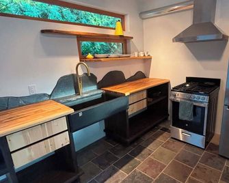Cowichan Valley Garden Retreat Near Bakeries, Vineyards, Trails & River Swims - Duncan - Cucina