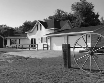 Beautiful Farmstead on the Prairie - Willow City - Rakennus