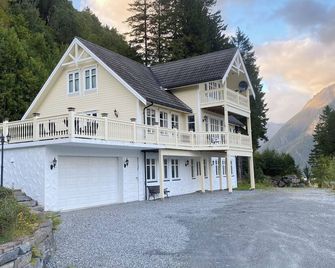 Spectacular Norwegian Fjord with unbeatable view, sauna and hot tub - Saebo - Building