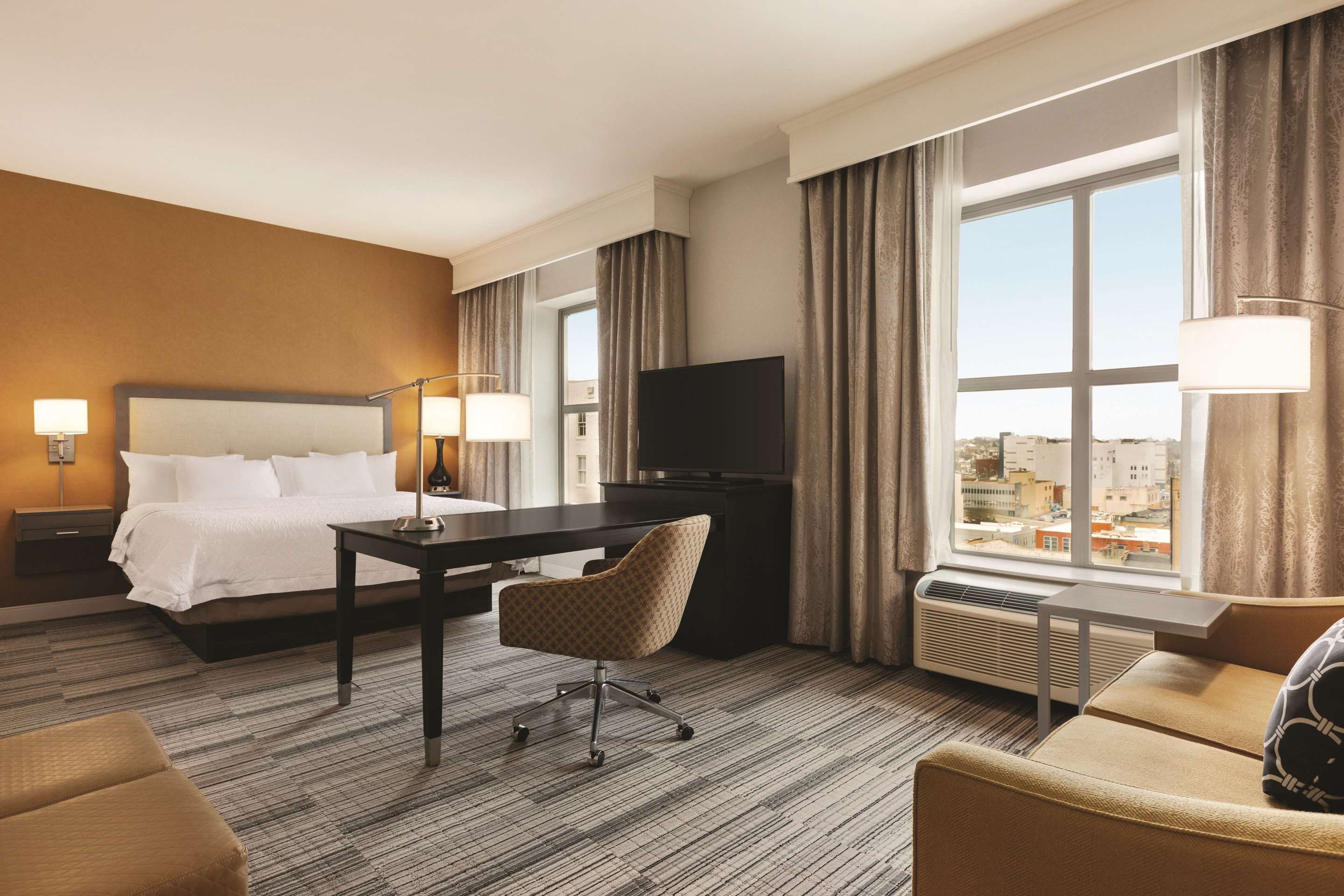 Bedroom view of Hampton Inn & Suites Roanoke Downtown
