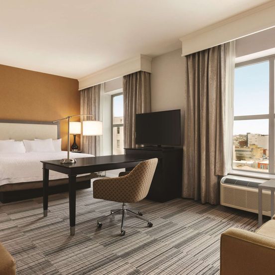 Bedroom view of Hampton Inn & Suites Roanoke Downtown