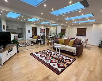 Beautiful Garden View Apartment London - London - Living room